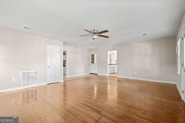 Building Photo - 207 Tanglewood Dr