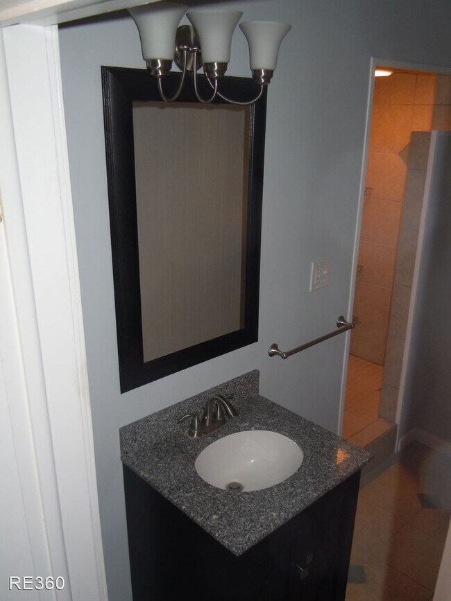 Building Photo - 2 br, 1.5 bath House - 2825 Cobden South S...