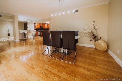 Foto del edificio - 323 Ives Dairy Rd