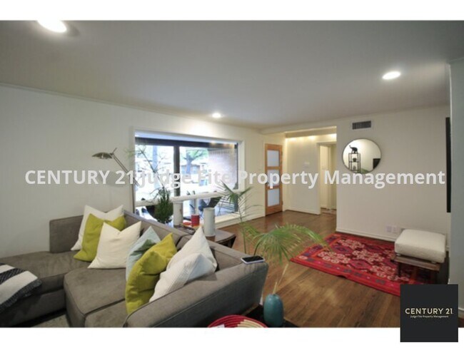 Building Photo - Updated Mid-Century Modern 3/2/2 For Rent!