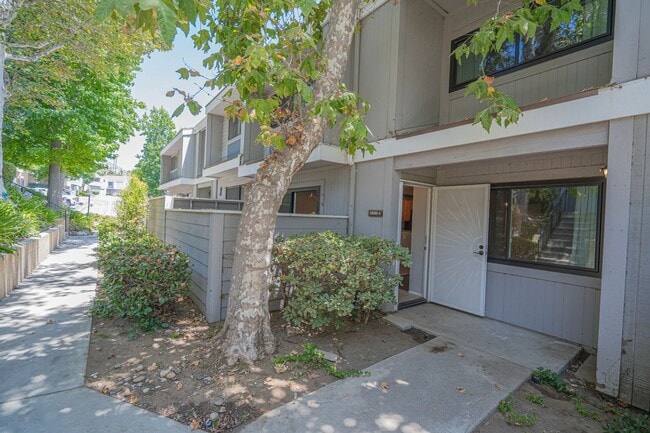 Building Photo - 3 Bedroom Townhome for Rent in Sylmar.