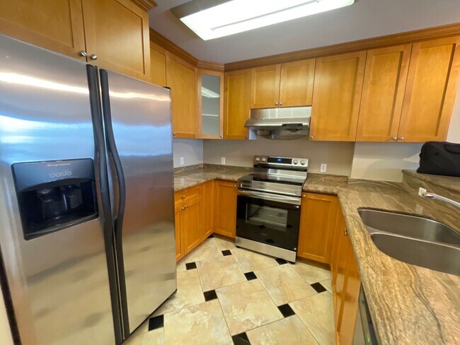 Building Photo - $1,000 OFF FIRST MONTH'S!!! Bright Upper Unit With Beautiful View Near East 14th In San Leandro, ...
