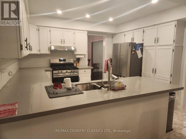 Building Photo - 1210 Summit Dr