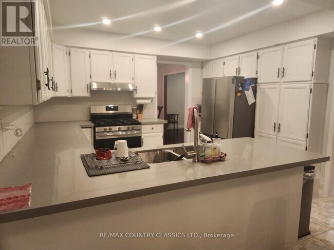 Photo du bâtiment - 1210 Summit Dr