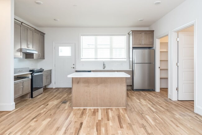 Building Photo - 3800 Lands End Ct