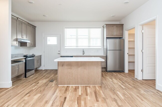 Foto del edificio - 3800 Lands End Ct