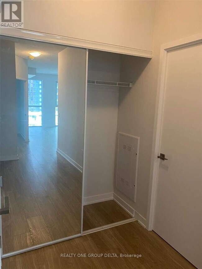 Photo du bâtiment - 4055-4055 Parkside Village Dr