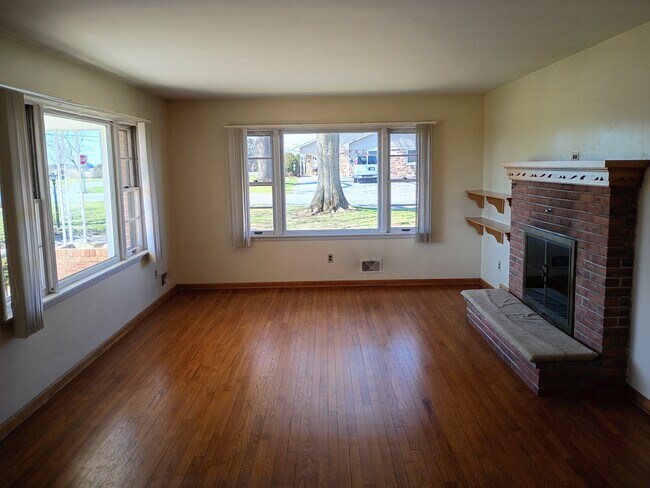 Foto del edificio - 395 W Newport Rd