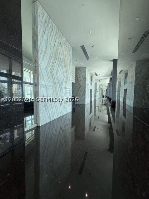 Foto del edificio - 335 S Biscayne Blvd