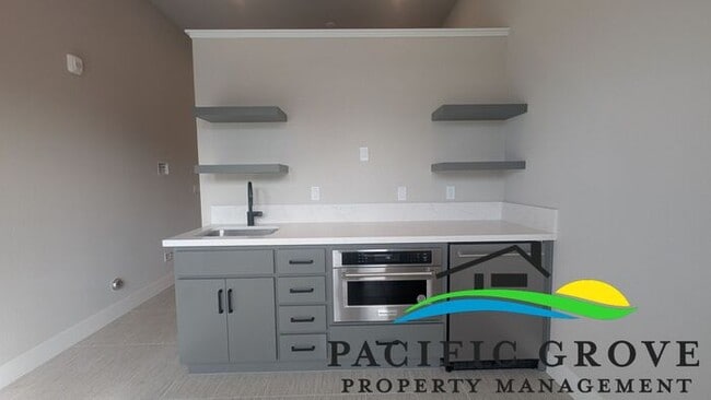 Building Photo - Stylish New Studio with Modern Finishes in Marina