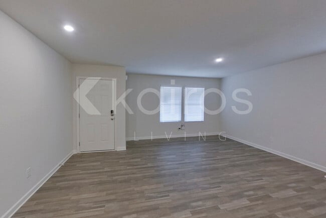 Building Photo - 254 York Ln