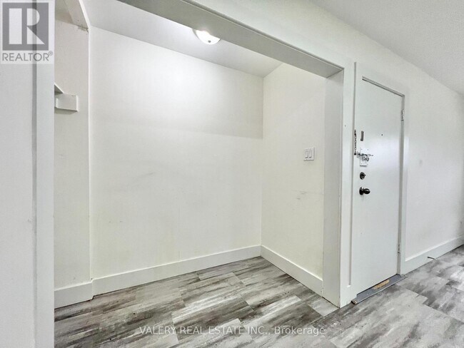 Photo du bâtiment - 15 Stavebank Rd S