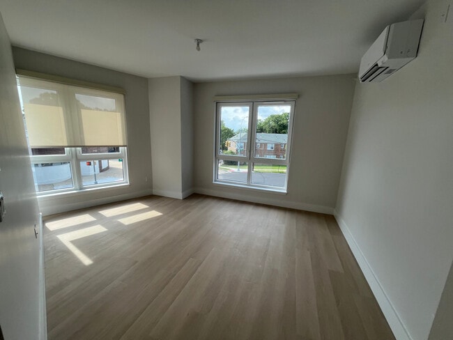 Building Photo - 77-63 Vleigh Pl