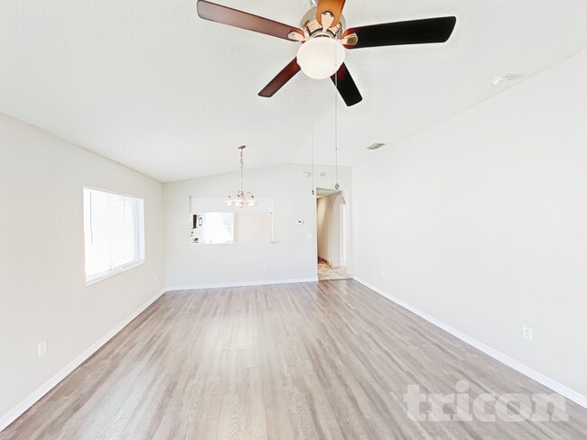 Building Photo - 533 Scarlet Maple Ct