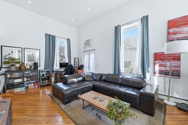 Building Photo - 174 Grand St