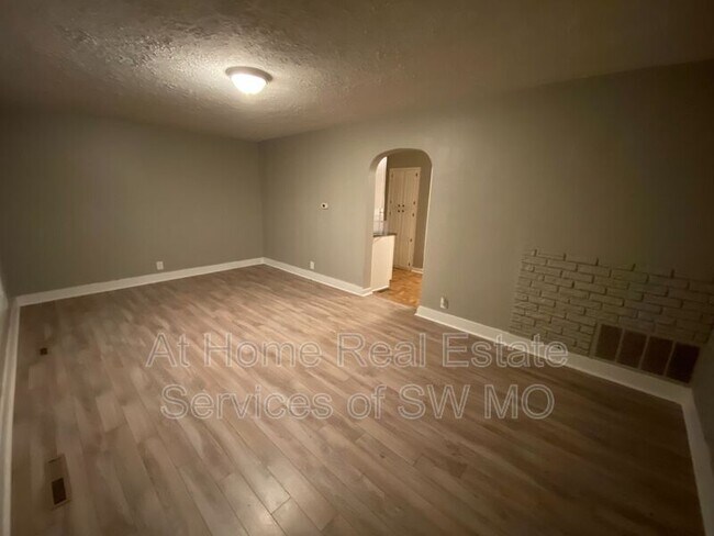 Foto del edificio - 2139 N Benton Ave