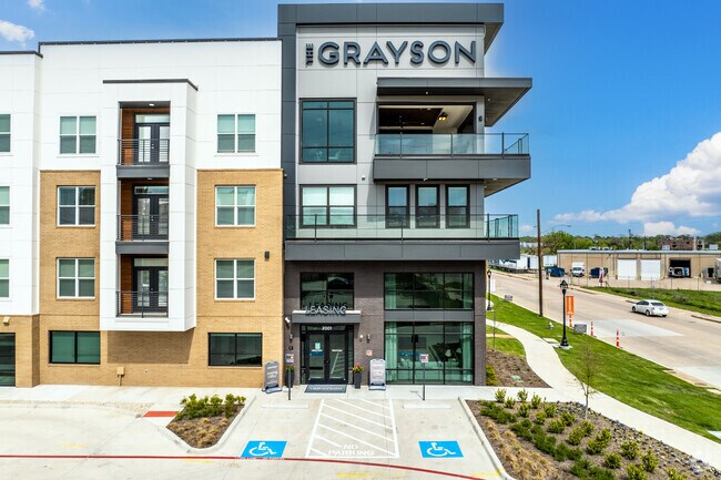 Oficina de arrendamiento en la entrada - The Grayson
