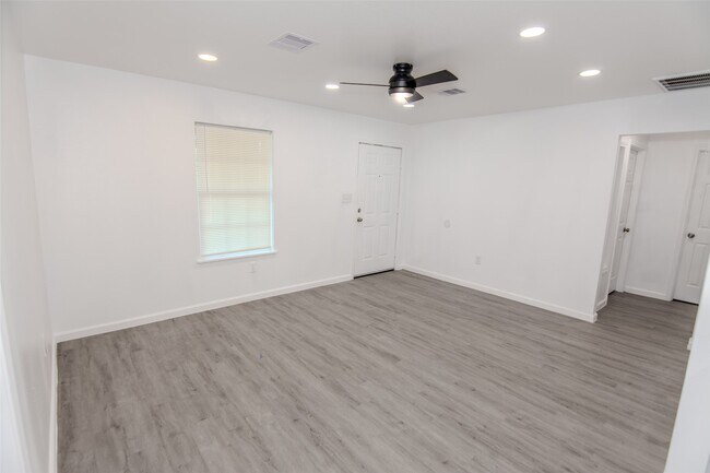 Foto del edificio - 9210 St Lo Rd