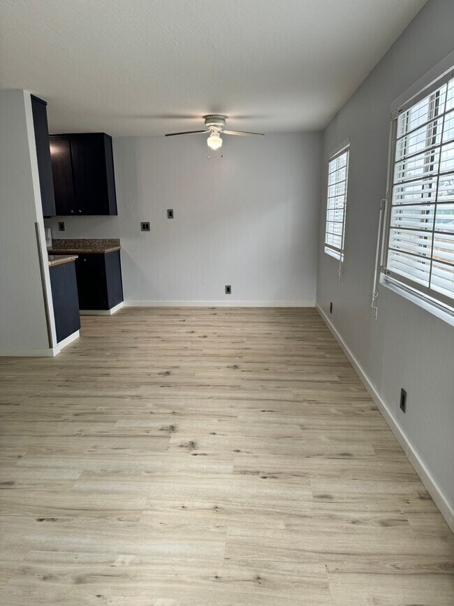 Building Photo - Updated and Spacious Condo near Shopping a...