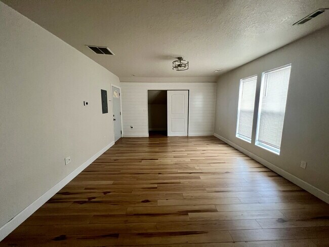 Foto del edificio - Updated One Bedroom Ready!