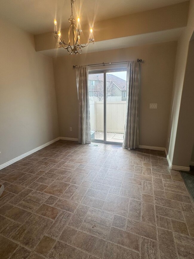 Building Photo - Beautiful Riverton Townhome for rent!