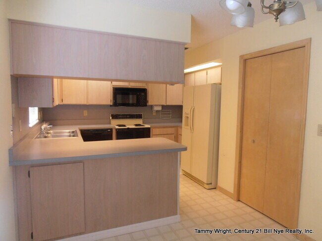 Building Photo - RANCH STYLE HOME WITH A FENCED YARD IN DAD...
