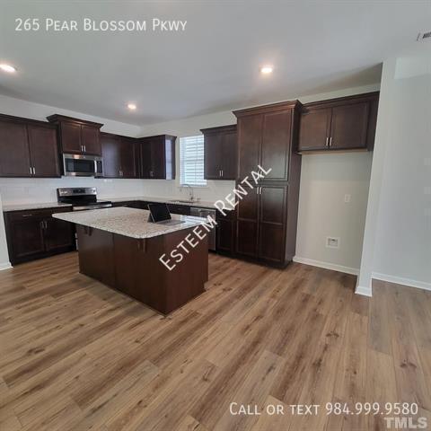 Foto del edificio - 265 Pear Blossom Pkwy