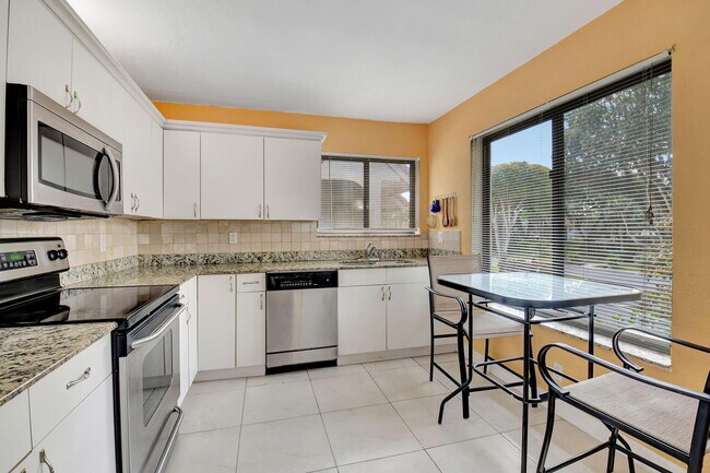 Foto del edificio - 5715 Fairway Park Dr