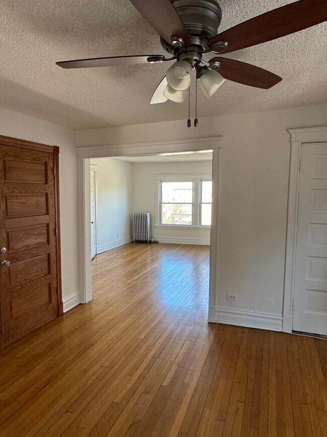 Comedor con vista a la sala de estar - 1333 W Foster Ave