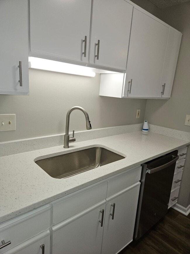 Building Photo - Three bedroom, two bath condo in High Point