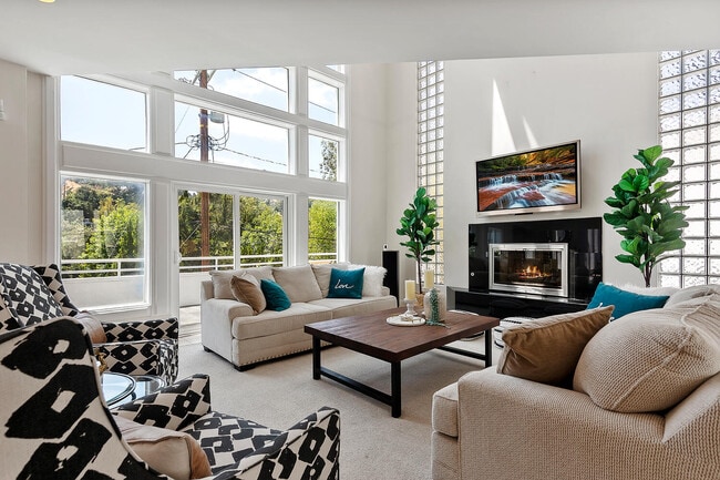 Living room - 3901 Alta Mesa Dr