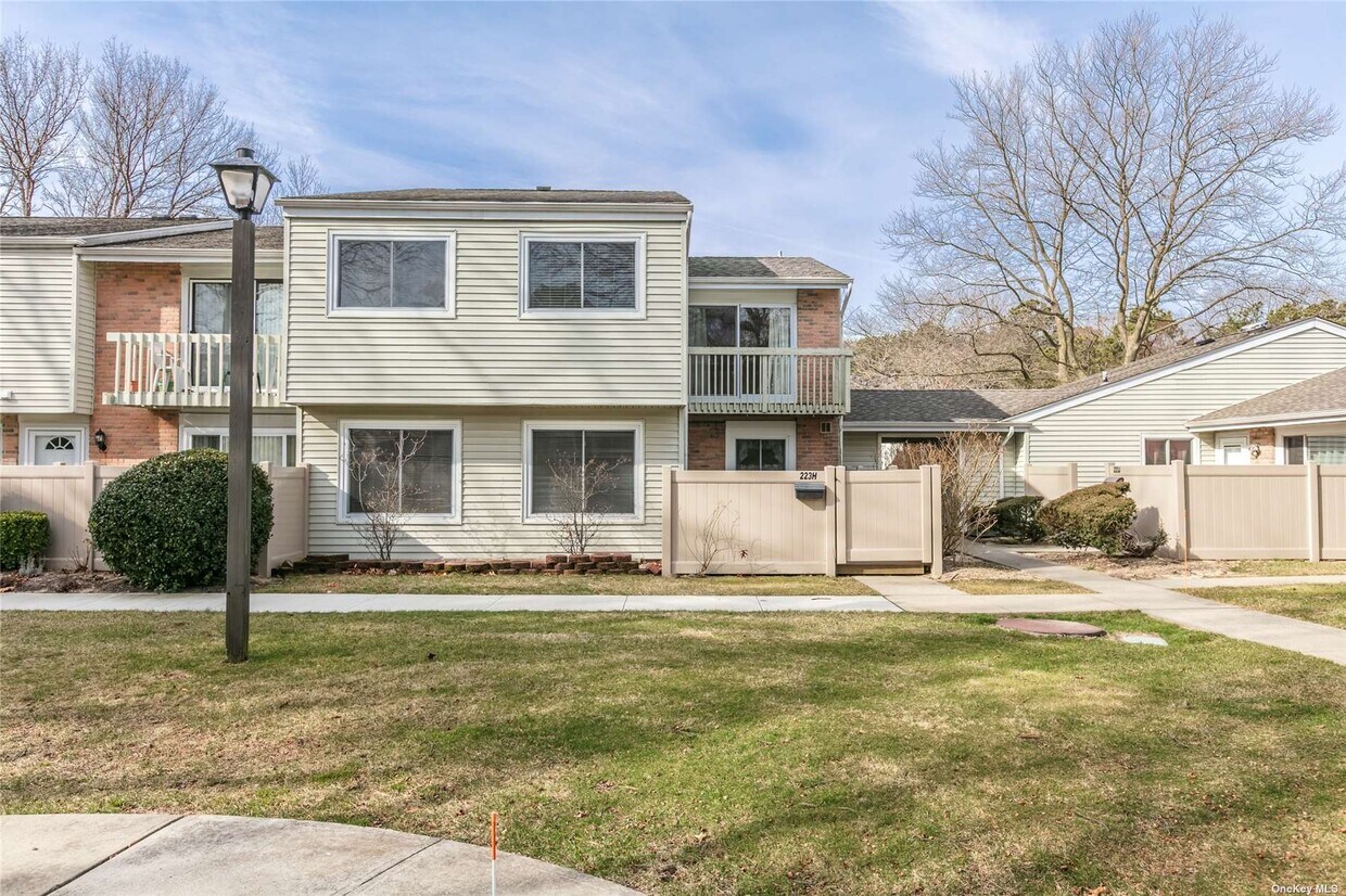 223H Springmeadow Dr, Holbrook, NY 11741 House for Rent in Holbrook