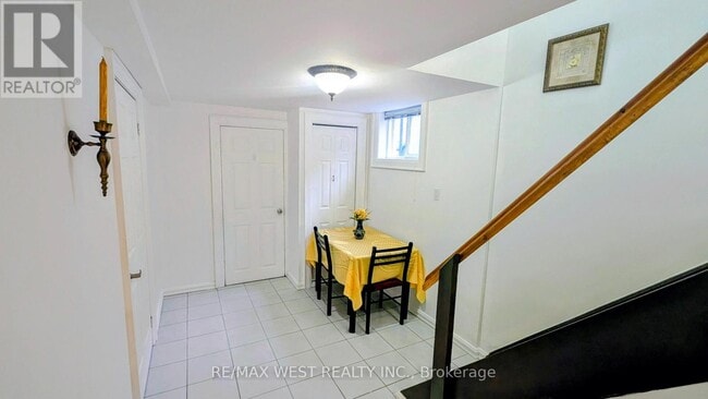 Building Photo - 1559 Northmount Ave