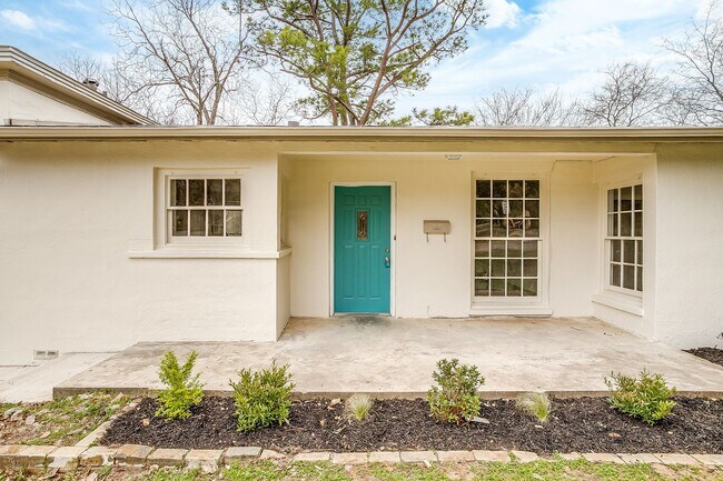 Foto del edificio - Fully Remodeled 3 Bed, 2 Bath Home in River Oaks w/ Basement- 76114