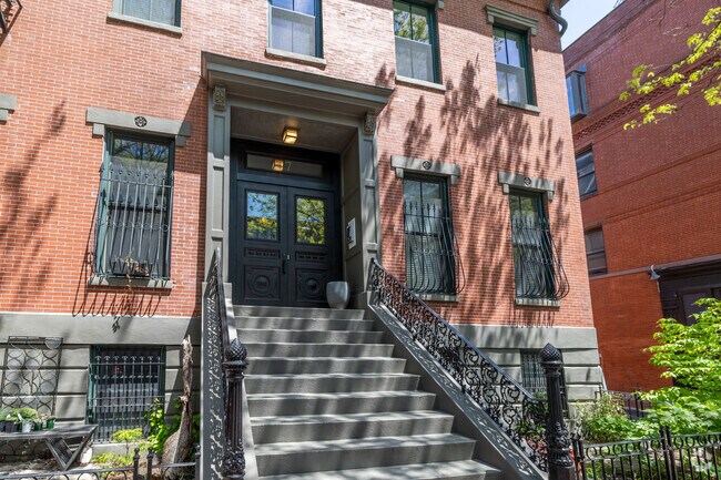 Entrance - 17-21 Worcester Sq