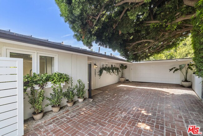 Foto del edificio - 9881 Beverly Grove Dr