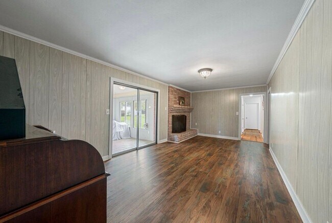Building Photo - 3 Bed/2 Bath Home with 2 Car Garage