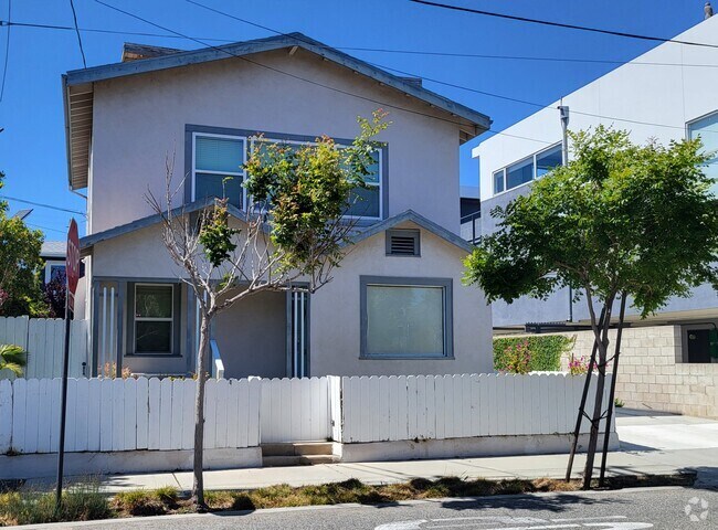 Building Photo - 803 Navy St