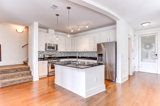 Building Photo - 670 Marina Cottage Dr