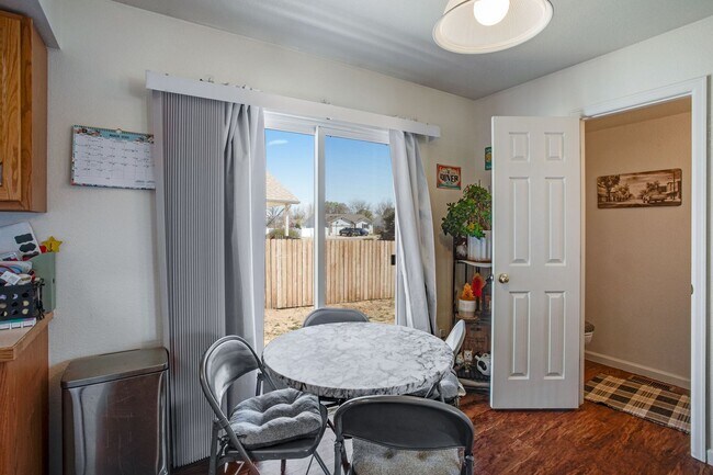 Foto del edificio - Adorable 2 bedroom townhome with garage!