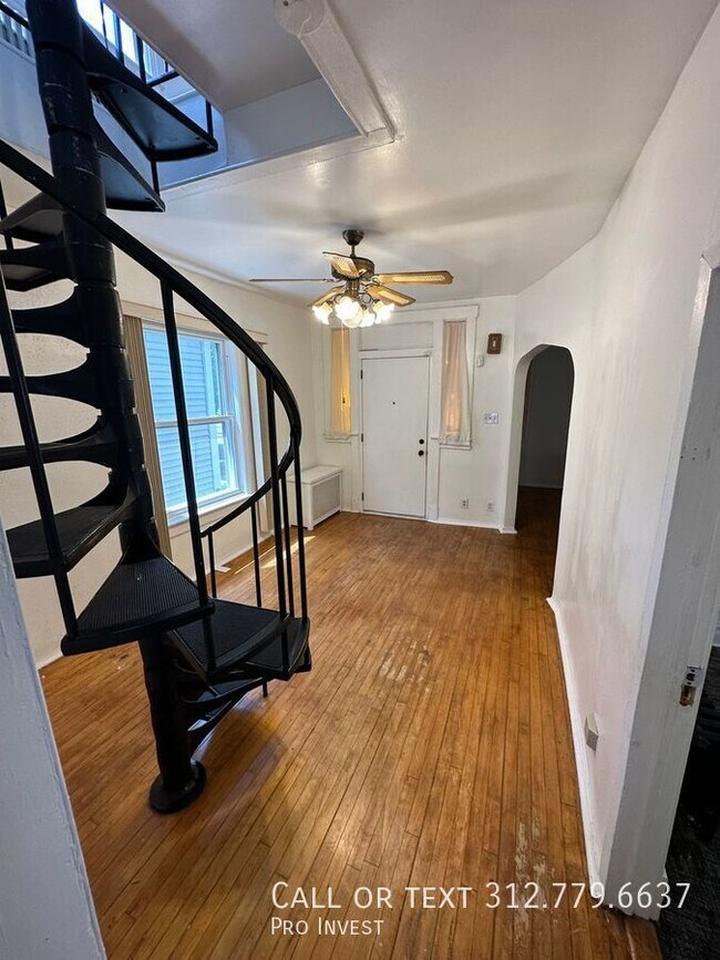 Building Photo - A Washington Park 3Bed | 2Bath