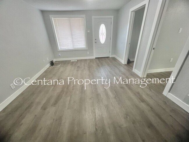 Foto del edificio - This remodeled two bedroom has all new everything including high end stainless steel appliances.