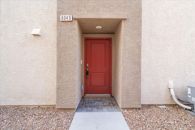 Building Photo - Newer Townhouse 3 bd, 3 bth, Loft, 2 Car Garage- Priced to be rent!