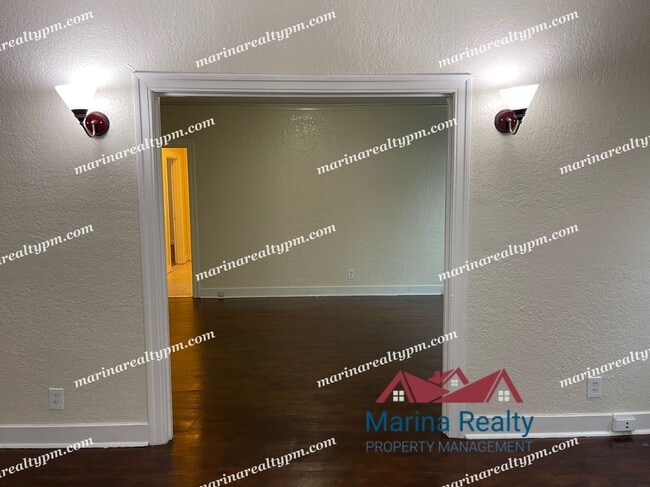 Building Photo - This Lovely home has 3 bedrooms,1.5 bath. ...