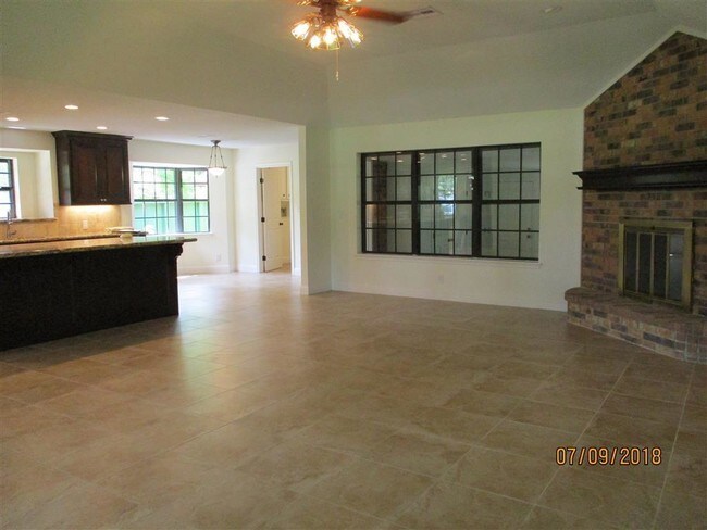 Building Photo - 2101 Oakwood Dr
