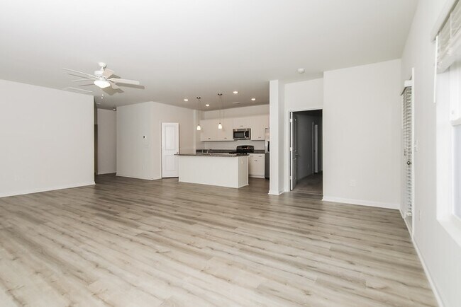 Foto del edificio - Beautiful 4 Bedroom in Great Location!