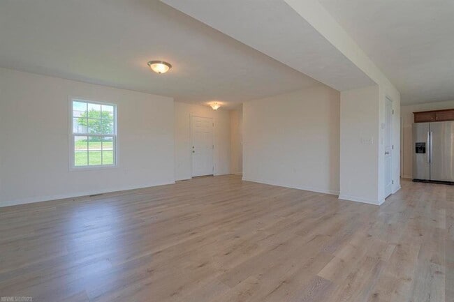 Building Photo - Pembroke, 3 BR / 2.5 BA, Available 9/5