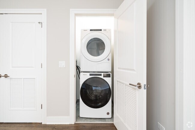 2 habitaciones, 2 baños, 800 pies cuadrados, lavandería - 927 W Irving