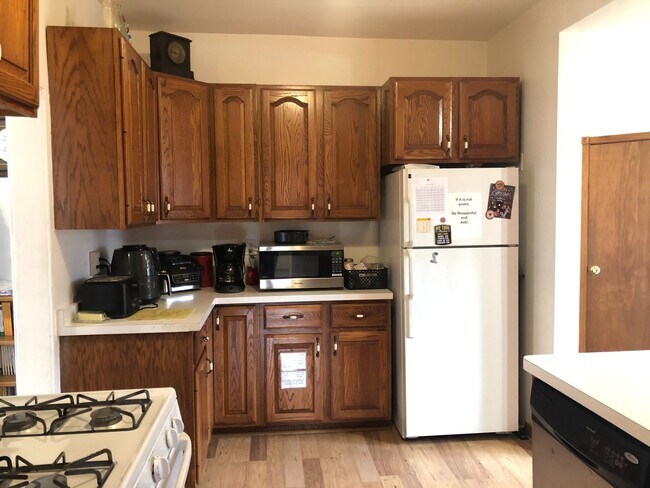 Building Photo - Large Five Bedroom Home in Lakeside!