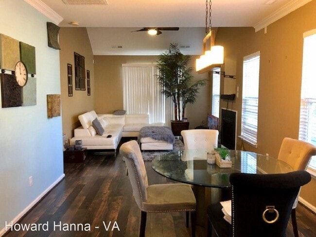Building Photo - 2 br, 2.5 bath House - 6019 Rollingwood St...